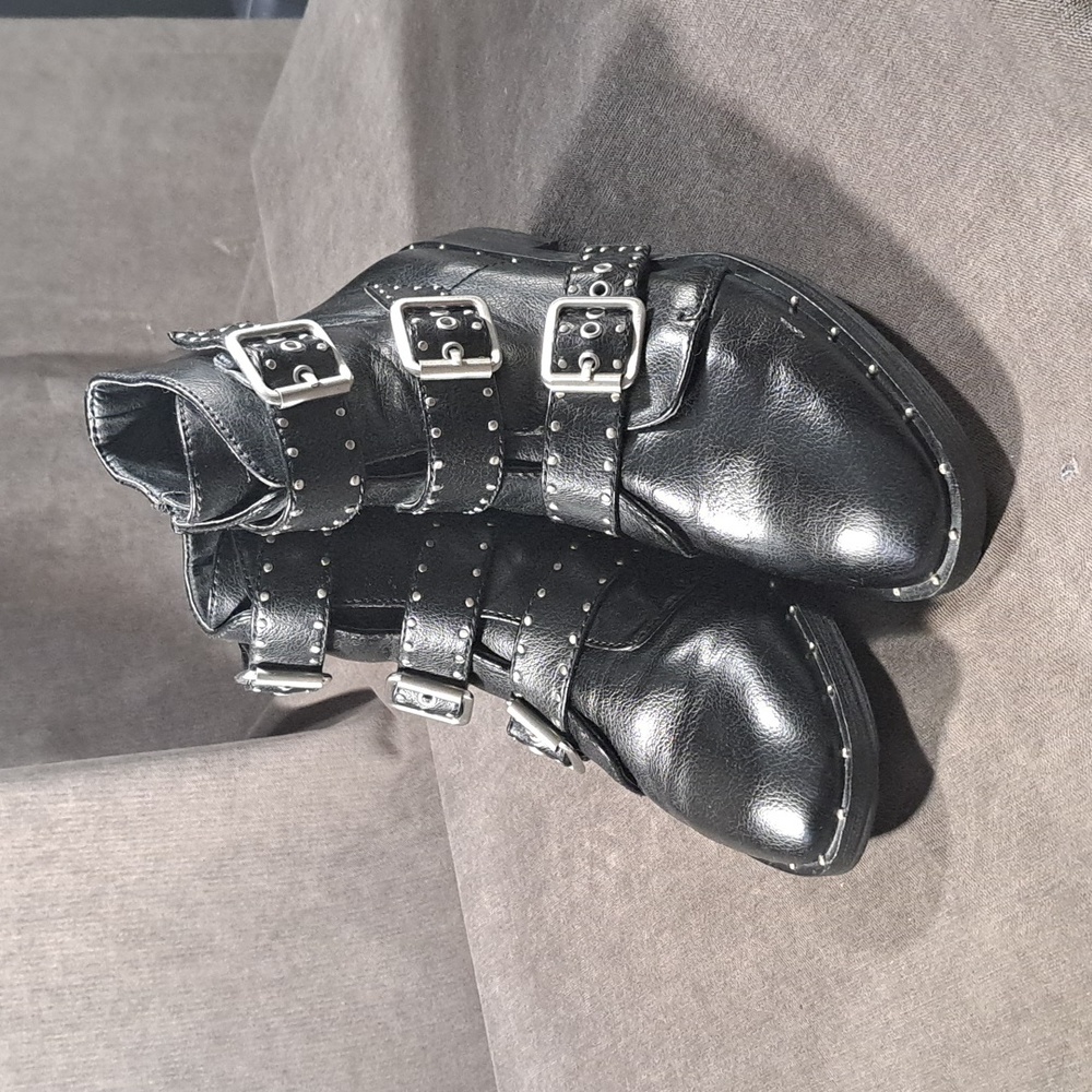 Chinese Laundry Black Faux Leather Studded 3 Buckle Chelsea Moto Boots VG- US 8